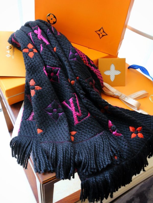 BN – Luxury Edition LUV Scarf 001