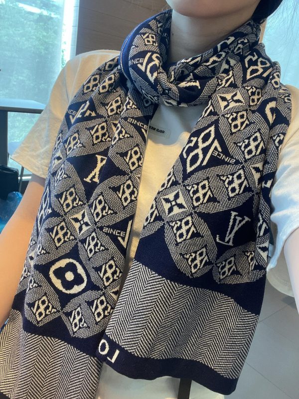 BN – Luxury Edition LUV Scarf 008