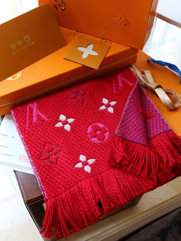 BN – Luxury Edition LUV Scarf 002