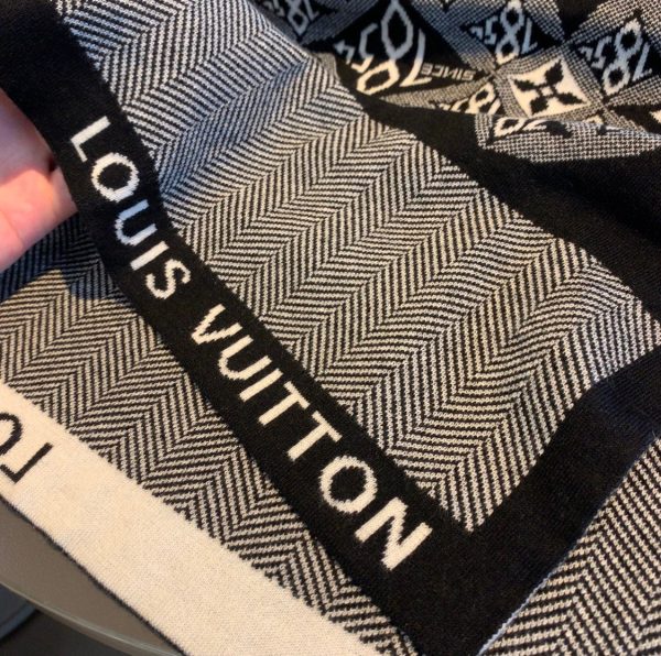 BN – Luxury Edition LUV Scarf 008